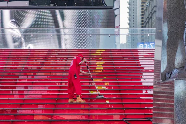 Worker cleans the rostrum in early morning for the times square visitors — Stock Photo, Image