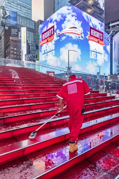 İşçi, Times Meydanı ziyaretçileri için sabah erkenden kürsüyü temizler. — Stok fotoğraf