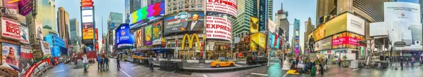 Temprano en la mañana retrato de veces cuadrado con la gente que va a trabajar. Times Square es un símbolo de la vida y la diversión de Nueva York —  Fotos de Stock