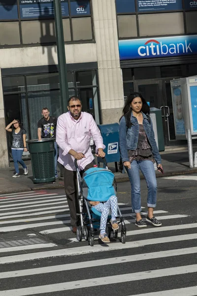 Nova York Eua Outubro 2017 Pessoas Cruzando Uma Rua Sétima — Fotografia de Stock