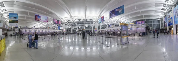 Persone pronte per il check-in al Terminal 4 dell'aeroporto JFK — Foto Stock