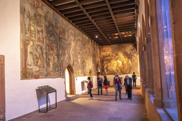 La gente visita el monasterio de carmelita en Frankfurt, Alemania —  Fotos de Stock