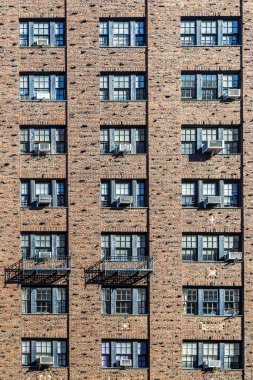 Pencereli eski tuğla duvar 