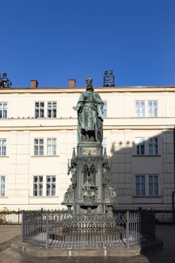 Prag 'da, Kral Charles 4' ün heykeli, mavi gökyüzü arka planında, Prag