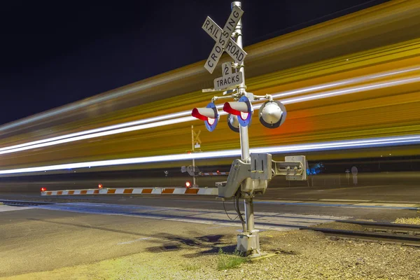 Passagem de trem à noite com sinal — Fotografia de Stock