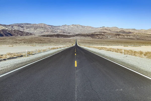 Strada attraverso il deserto della valle della morte — Foto Stock