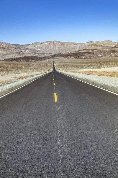 Street through the death valley desert — Stock Photo, Image