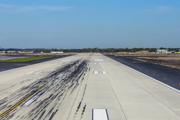 Lege start-en landingsbaan op de luchthaven — Stockfoto