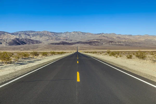 Вулиця через пустелю долини смерті — стокове фото