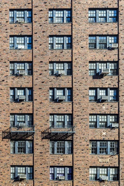 Oude bakstenen muur met ramen — Stockfoto