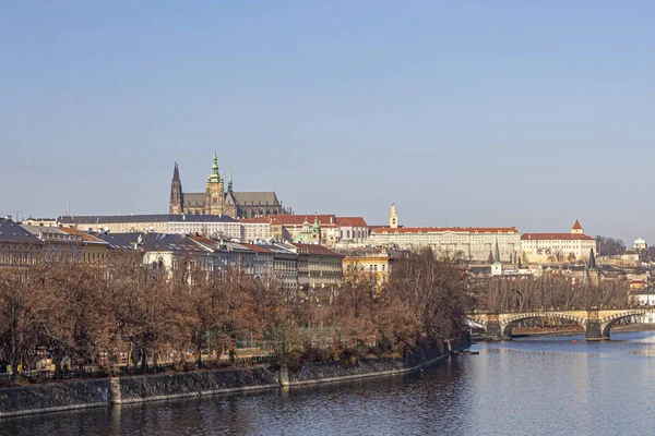 Utsikt till Prags slott med floden Vltava — Stockfoto