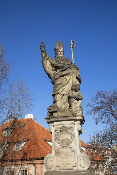 St. Augustinus eller Augustinus av Hippo-statyn, en skulptur utomhus — Stockfoto