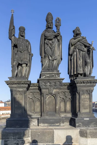 Beeldhouwkunst Charles Bridge. Standbeelden van drie figuren - Saint Norb — Stockfoto