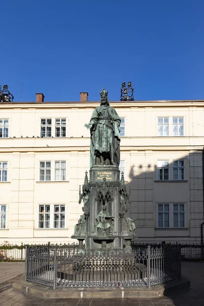 Estátua Rei Carlos Praga Sobre Fundo Azul Céu Praga — Fotografia de Stock