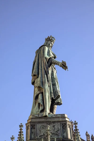 Standbeeld van koning Charles 4, Praag, op een blauwe hemel achtergrond, — Stockfoto