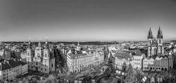 Ciudad Vieja de Praga, República Checa. Vista sobre la Iglesia de Tyn y Jan H — Foto de Stock