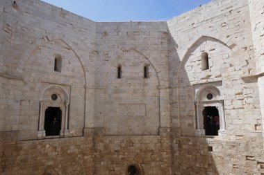 İtalya 'nın Apulia şehrinde bulunan Castel del Monte Kalesi