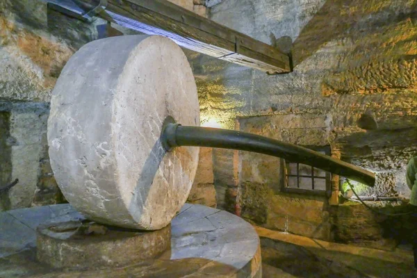 Détail de l'ancien moulin à huile d'olive dans les Pouilles, Italie — Photo