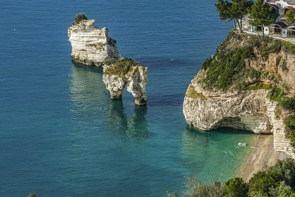 Mattinata Faraglioni yığınları ve Mergoli sahilleri, Vieste Gargano, Apulia, İtalya 