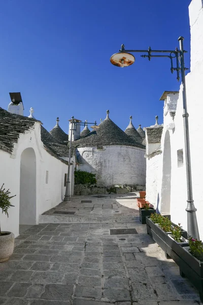 Casas Trulli tradicionales en la ciudad de Alberobello, Apulia, Italia —  Fotos de Stock