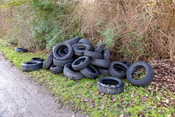 Uygun geri dönüşüm olmadan açık alanda çöp olarak kullanılan lastikler — Stok fotoğraf