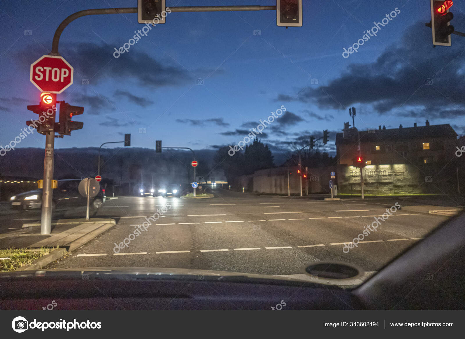 Semáforo rojo en un cruce visto desde el coche de espera por la noche —  Foto de stock #343602494 © Hackman, image size:1600x1168