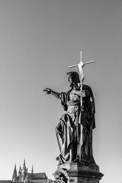 Standbeeld van Johannes de Doper bij Charles Bridge op een blauwe hemel terug — Stockfoto