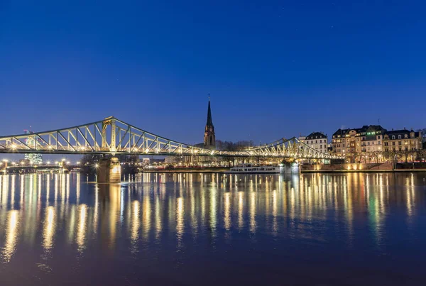 Vecchio ponte pedonale in ferro chiamato eiserner Steg a Francoforte su r — Foto Stock