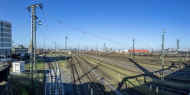 Demiryolları ve mavi gökyüzü olan Darmstadt tren istasyonu