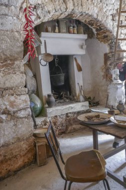 Alberobello 'daki eski bir trulli' nin iç mekanı.
