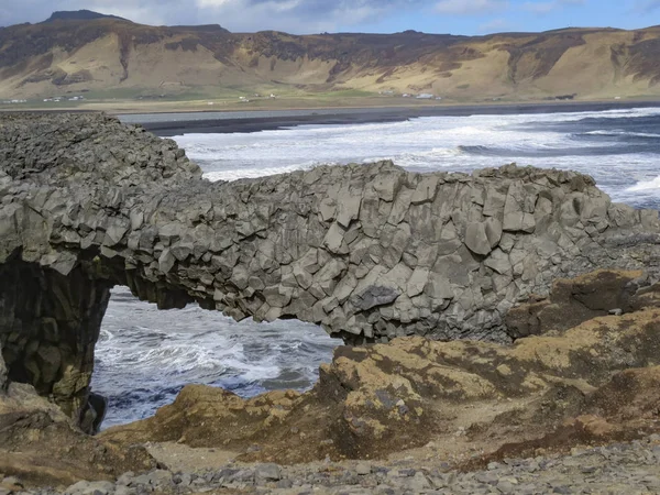 Zwarte basalt rotsbrug in IJsland. zeshoekige stenen brug in vik — Stockfoto