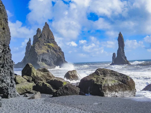 アイスランドの南にある黒い砂浜のレイニスフィヤラ — ストック写真
