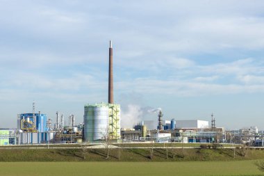 Frankfurt, Almanya 'da nehir kıyısına uzanan köprüsü olan Hoechst sanayi bölgesine bakınız