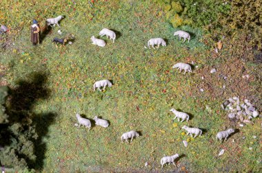 Manzaralı bir manzarada koyunlarını koruyan plastik çoban.