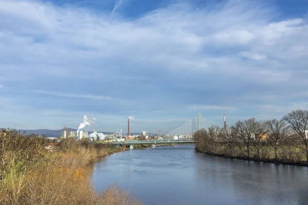 川に架かる橋のあるHoechst工業地帯への眺めドイツ フランクフルトのメイン — ストック写真