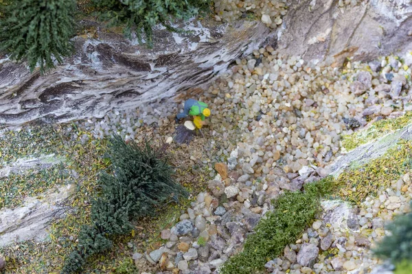 Trabajador Plástico Con Una Motosierra Corta Abetos Bosque Paisaje Modelo —  Fotos de Stock