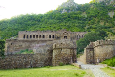 Hindistan 'daki Sariska Ulusal Parkı' ndaki Kankwari kalesi.