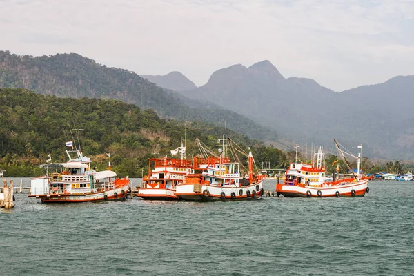 Kotwica Łodzi Rybackich Zatoce Wyspie Koh Chang Tajlandii — Zdjęcie stockowe