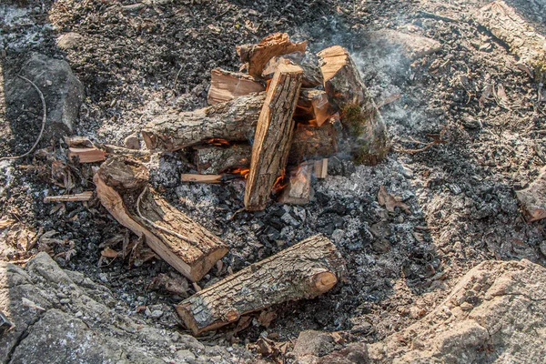 Buiten Houten Kampvuur Met Rode Vlammen — Stockfoto