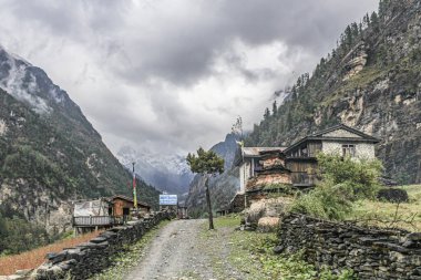 Annapurna Pisti Taleku 'dan Manang' a giden yol üzerinde küçük köyler ve basit restoranlar var.