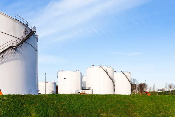 Tanques Blancos Para Gasolina Aceite Granja Tanques Con Cielo Azul — Foto de Stock