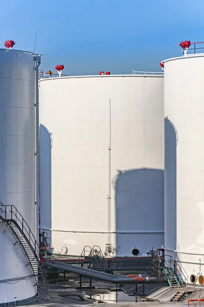 Vita Tankar Tank Gård Med Blå Klar Himmel — Stockfoto