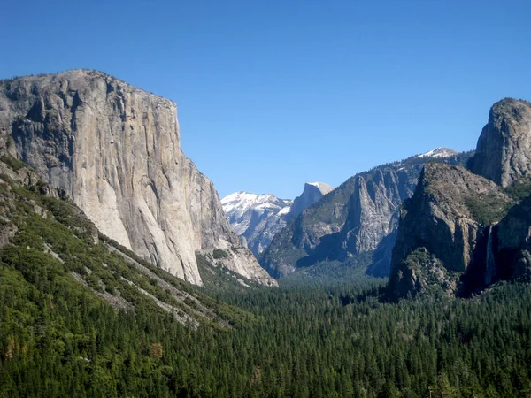 Słynna Formacja Skalna Kapitan Parku Narodowym Yosemite — Zdjęcie stockowe