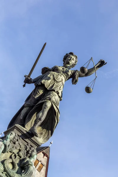 ローマー広場のフランクフルトのシンボルとしての女性の正義 — ストック写真