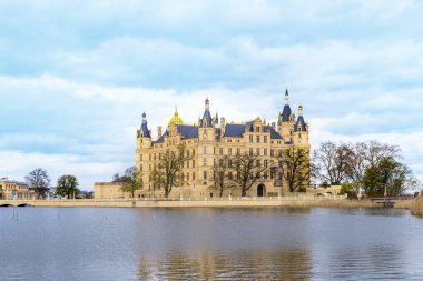 Parlak ışıkta ünlü Schwerin Kalesi