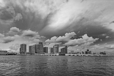 Miami şehrinin gökyüzü manzarası alacakaranlıkta muhteşem günbatımında