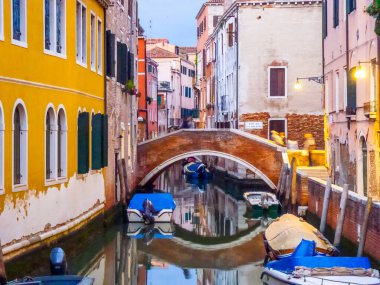 Venedik 'teki küçük kanal manzaralı köprü ve geçen kanal Rio de la toiletta, Venedik, İtalya