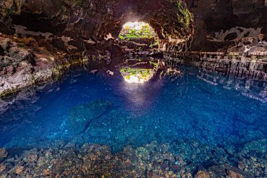 Mağara Jameos del Agua, Lanzarote, Kanarya Adaları, İspanya 'da gölü olan manzaralı mağara.