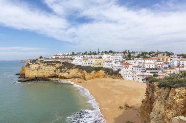 Portekiz, Avrupa 'da manzaralı Carvoeiro köyü ve plajı