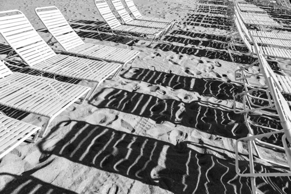 Many Lounges Umbrellas Beach Sunny Day — Stock Photo, Image